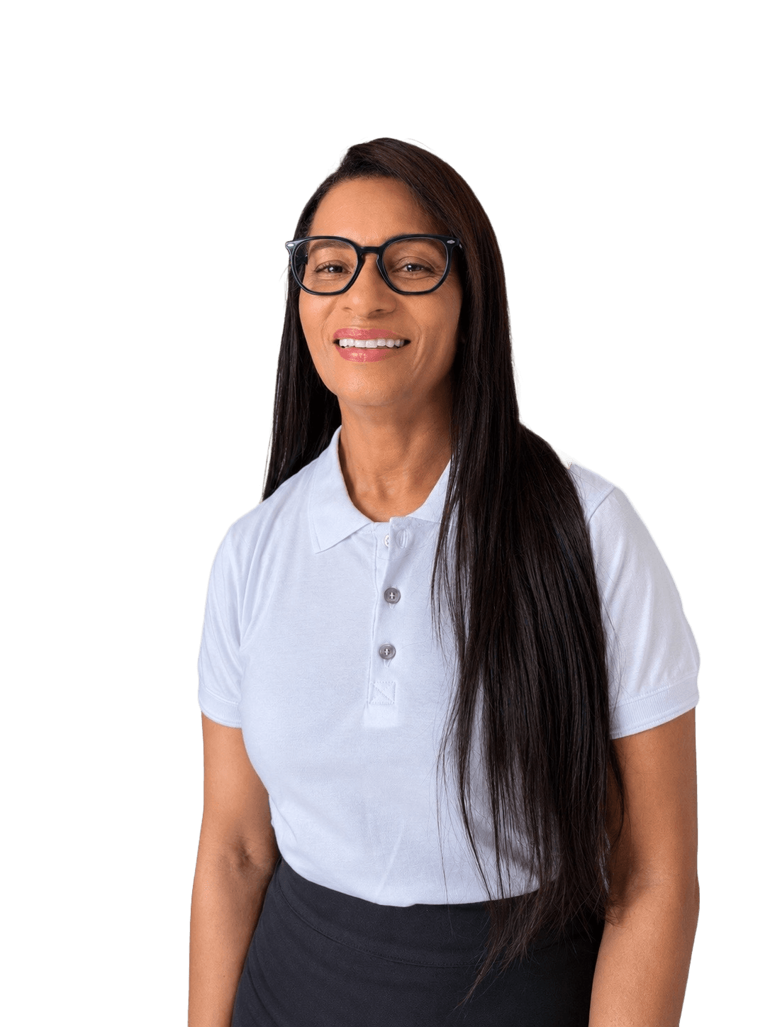 Estelita Cristo sorrindo de frente para quem lê, de óculos de armação verde e camisa polo branca