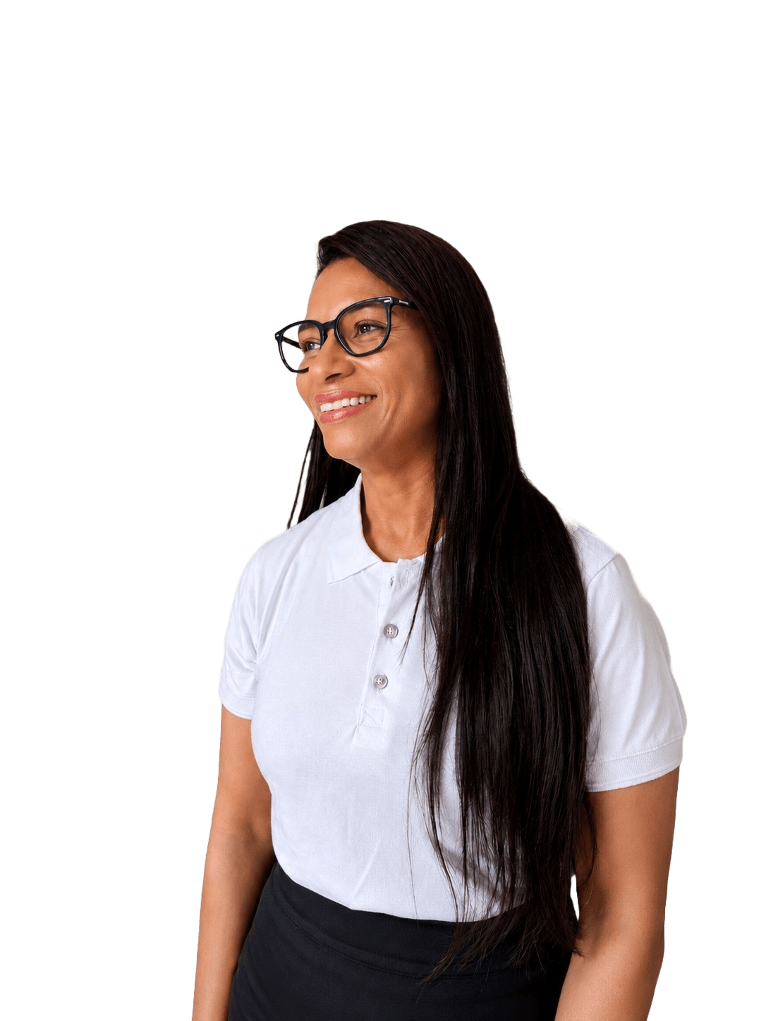 Estelita Cristo de corpo inteiro até a cintura, sorrindo, de óculos de armação verde e camisa polo branca, olhando na direção do próprio nome